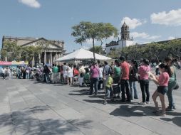 Una larga de fila de personas espera para comprar boletos y poder asistir a la justa deportiva.  /