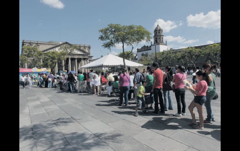 Una larga de fila de personas espera para comprar boletos y poder asistir a la justa deportiva.  /