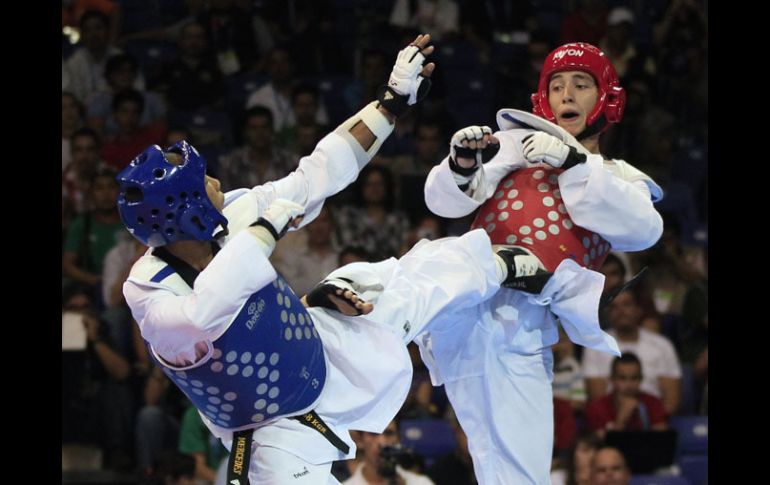 Damián Villa (rojo) durante un enfrentamiento en los Juegos Panamericanos 2011. AP  /