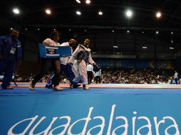 Jean Bartemi (der) saliendo del tatami después de su victoria sobre Osornio. AFP  /