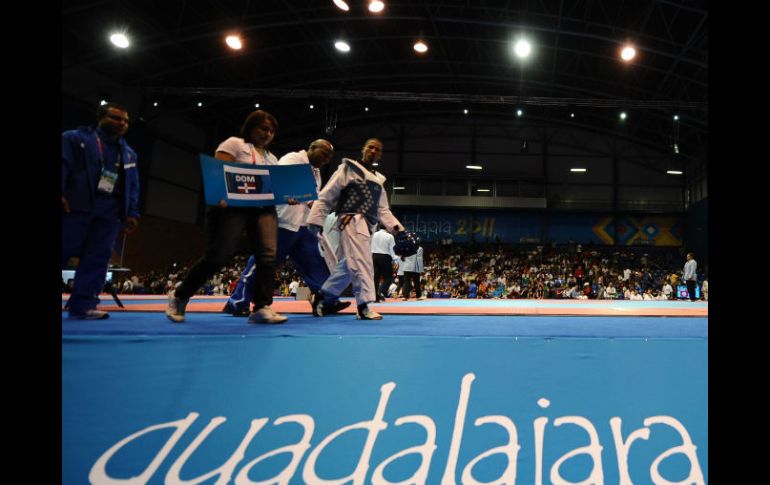 Jean Bartemi (der) saliendo del tatami después de su victoria sobre Osornio. AFP  /