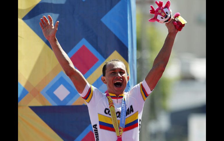 Marlon Alirio Pérez celebra su medalla en el podio. REUTERS  /