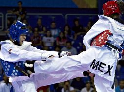 Edith Contreras (der.), en su enfrentameinto contra la cubana Nidia Muñoz. MEXSPORT  /