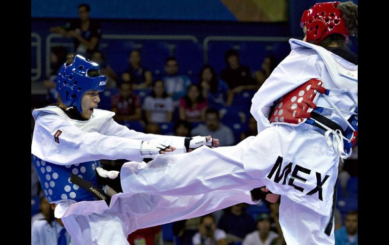 Edith Contreras (der.), en su enfrentameinto contra la cubana Nidia Muñoz. MEXSPORT  /