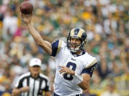 Sam Bradford (8) logró interceptar un pase de los Carneros para asegurar la constancia en las filas de la victoria para Grren Bay. AP  /