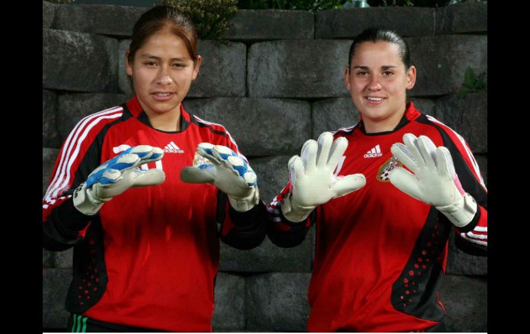 Erika Vegenas (D) y Aurora Santiago (I) durante una conferencia de prensa. MEXSPORT  /