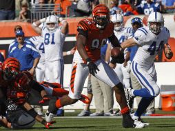 El 'Bengalíe' Carlos Dunlap (96) en acción durante la segunda mitad del encuentro. AP  /