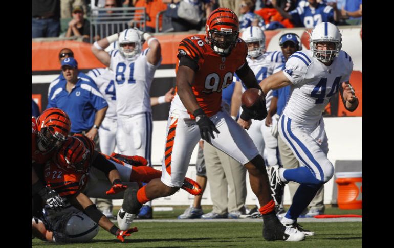 El 'Bengalíe' Carlos Dunlap (96) en acción durante la segunda mitad del encuentro. AP  /