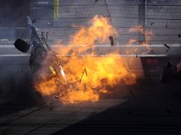 Casi instantáneamente se incendiaron los autos en los que viajaban los pilotos. AFP  /