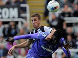 Ryan Taylor del Newcastle United y  Emmaunuel Adebayor del Tottenham durante su encuentro al norte de Inglaterra.REUTERS  /