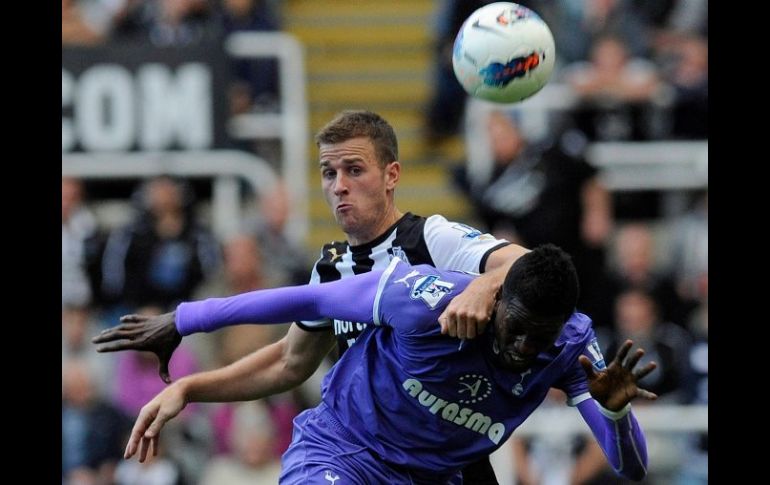 Ryan Taylor del Newcastle United y  Emmaunuel Adebayor del Tottenham durante su encuentro al norte de Inglaterra.REUTERS  /