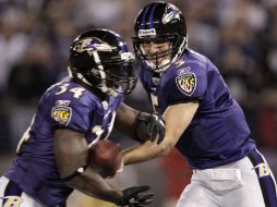 Joe Flacco (D) hace un pase con Ricky Williams durante el encuentro en Maryland. AP  /