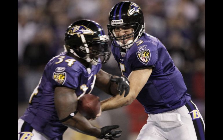 Joe Flacco (D) hace un pase con Ricky Williams durante el encuentro en Maryland. AP  /