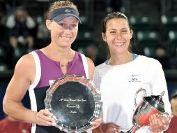 Marion Bartoli, derecha, posando con su trofeo de ganadora y  Samantha Stosur, izquierda, posando con su trofeo de segundo lugar.AP  /