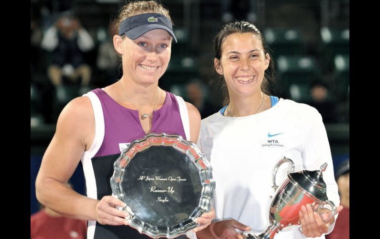 Marion Bartoli, derecha, posando con su trofeo de ganadora y  Samantha Stosur, izquierda, posando con su trofeo de segundo lugar.AP  /