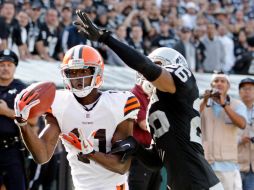 El receptor abierto Mohamed Massaquoi de Cafés de Cleveland,hace un patio de 12.AP  /