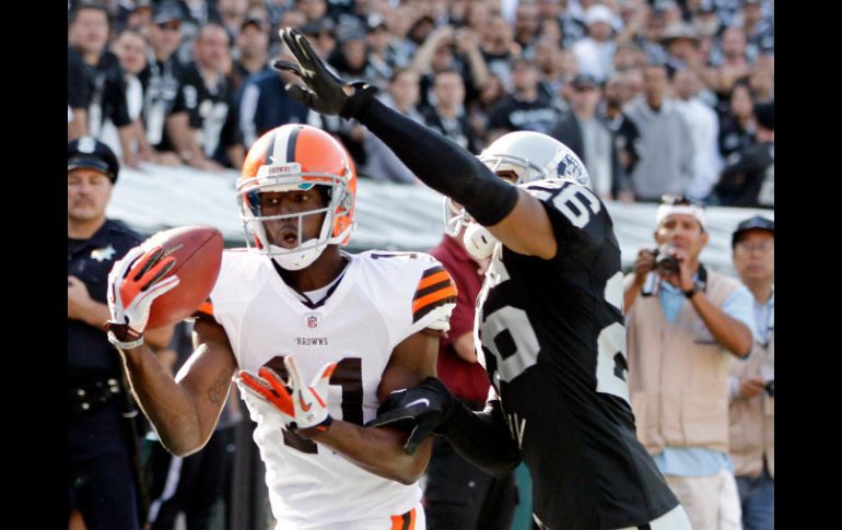 El receptor abierto Mohamed Massaquoi de Cafés de Cleveland,hace un patio de 12.AP  /