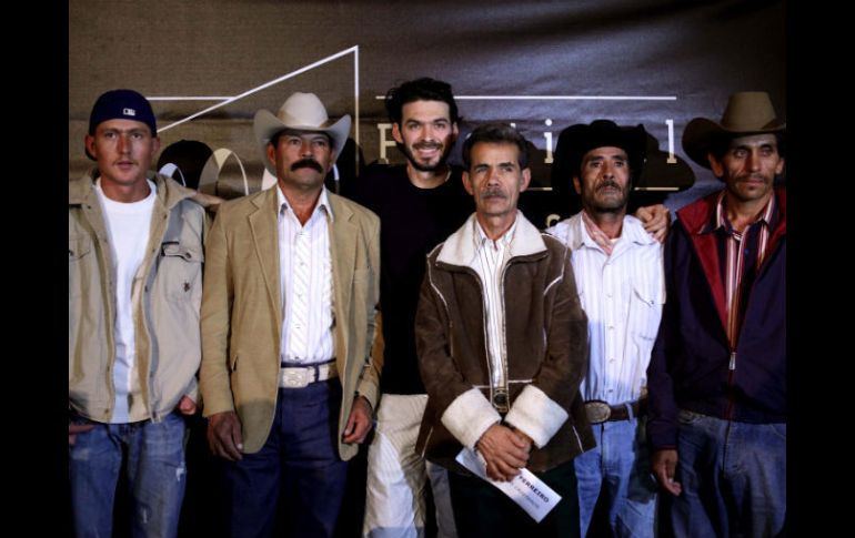 El director (de playera negra) con parte del elenco. EL UNIVERSAL  /