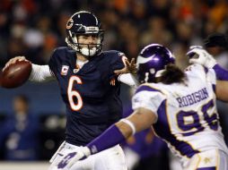 El jugador de los Osos Jay Cutler trata de esquivar Brian Robinson de los Vikingos de Minnesota durante el juego. REUTERS  /