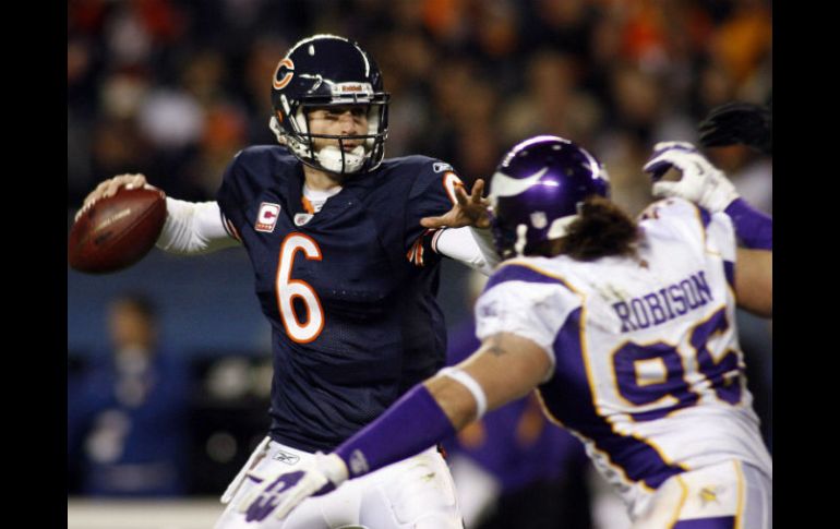 El jugador de los Osos Jay Cutler trata de esquivar Brian Robinson de los Vikingos de Minnesota durante el juego. REUTERS  /