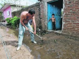 Los habitantes de las zonas afectadas por “Jova” comenzaron las labores de limpieza.  /