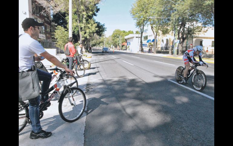 En Avenida Vallarta hubo competidores con sofisticadas bicicletas que compartieron el día con los asombrados tapatíos.  /