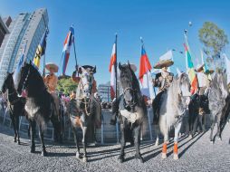 Los jinetes llevaron banderas de los países panamericanos que participan en los Juegos.  /