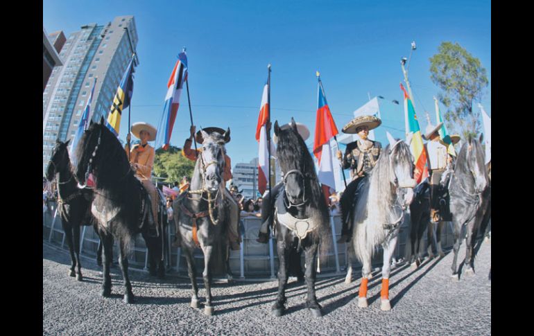 Los jinetes llevaron banderas de los países panamericanos que participan en los Juegos.  /