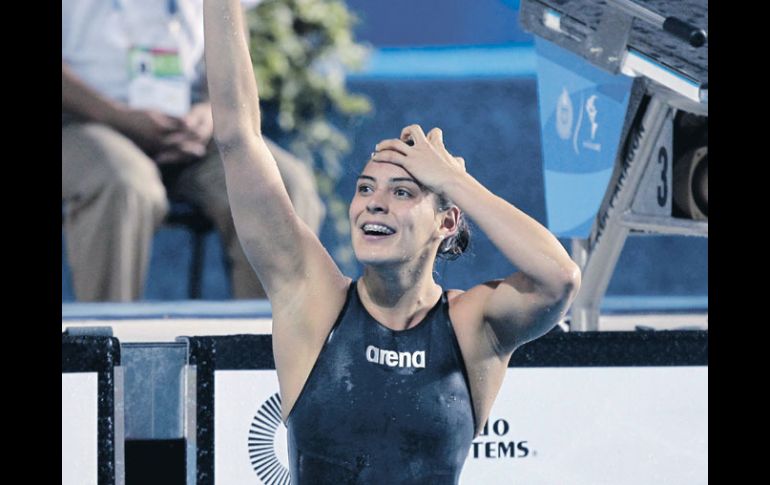 María González, la heroína de anoche en el Complejo Acuático, celebra al ver su nombre en el tablero. AP  /