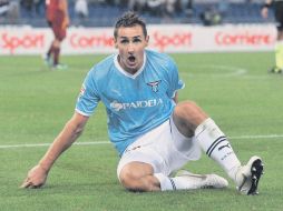 El alemán Miroslav Klose celebra su anotación, que le dio el triunfo al Lazio al minuto 90.  /