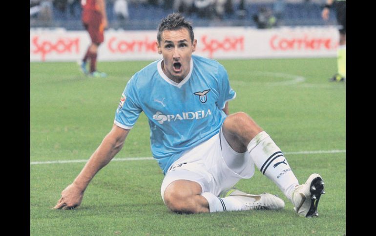 El alemán Miroslav Klose celebra su anotación, que le dio el triunfo al Lazio al minuto 90.  /