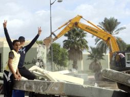 Iniciaron en Tripolí la destrucción de edificios pertenecientes a Muamar Gadafi. EFE  /