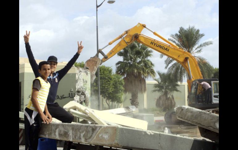 Iniciaron en Tripolí la destrucción de edificios pertenecientes a Muamar Gadafi. EFE  /