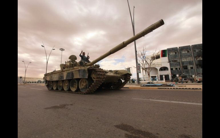 Tanques del CNT se acercaron a los edificios utilizados por francotiradores y abrieron grandes agujeros en los muros. REUTERS  /