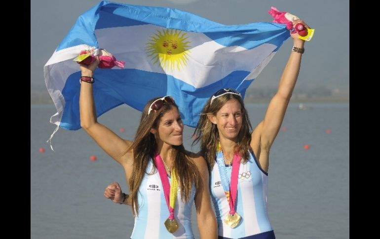 Las argentinas María Ábalo (d) y María Best (i) celebran el primer oro albiceleste. EFE  /