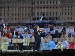 André Rieu y su Orquesta 'Johann Strauss' interpretaron los valses de 'Los Patinadores' y 'La Nieve'. NOTIMEX  /