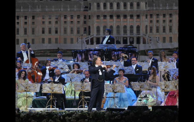 André Rieu y su Orquesta 'Johann Strauss' interpretaron los valses de 'Los Patinadores' y 'La Nieve'. NOTIMEX  /