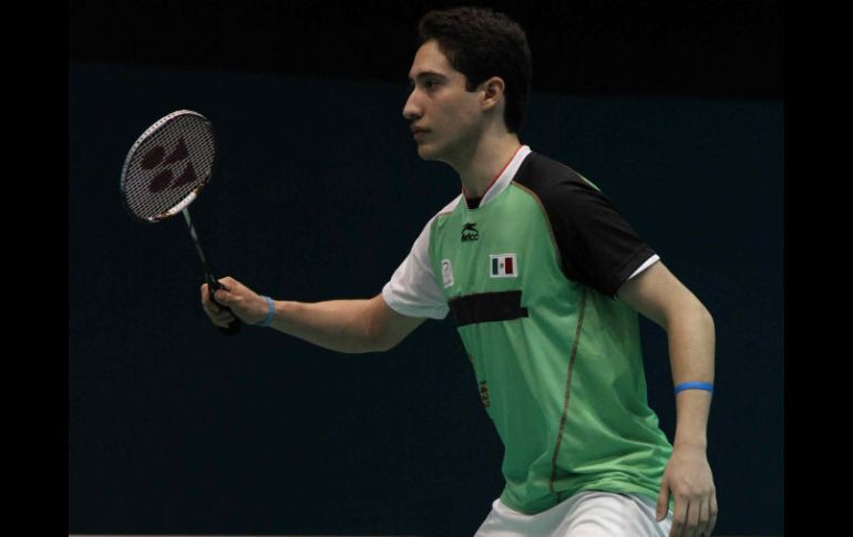 Andrés López se prepara para devolver un lanzamiento del contrincante. MEXSPORT  /