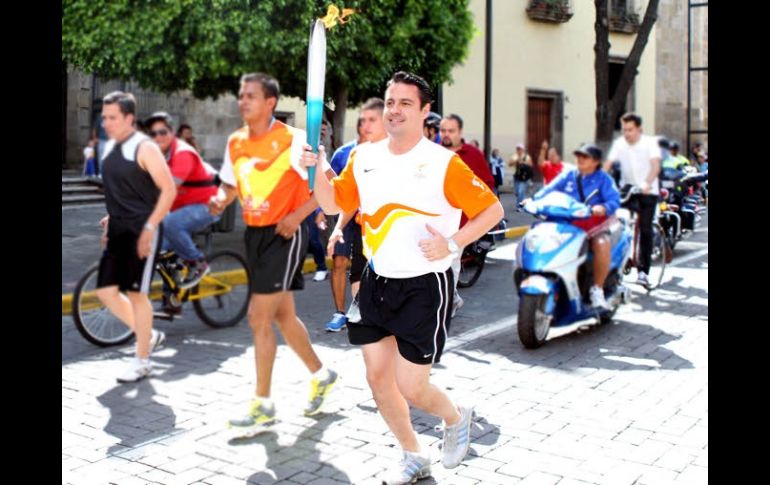 El alcalde tapatío trasladó el viernes pasado el fuego Panamericano. ARCHIVO  /