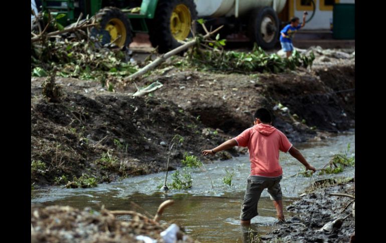 Después de 'Jova' 10 municpios de Colima se encuentran sin agua potable, están siendo abastecidos con pipas.  /