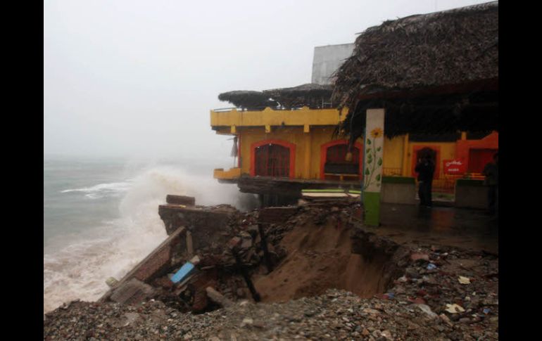 Las mayores afectaciones se dan en Barra de Navidad y Melaque, sobre todo en hoteles y restaurantes. ARCHIVO  /