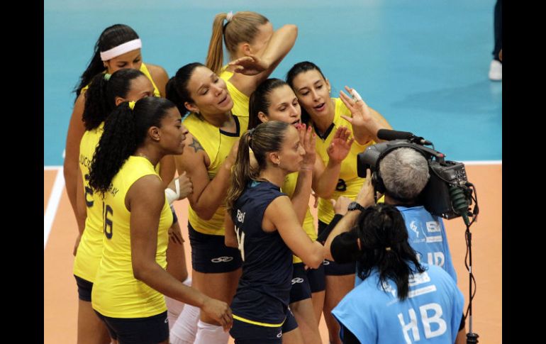 Las jugadoras de Brasil celebran su victoria ante Cuba en el partido preliminar del grupo A. EFE  /