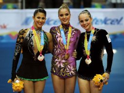 Cynthia Valdez (centro), ganadora de dos medallas (oro y plata) en gimnasia rítmica, fue una de las favoritas del público. AP  /