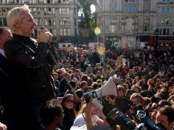 El fundador de WikiLeaks, Julian Assange, también estuvo el fin de semana en la manifestación de los indignados en Londres. AFP  /