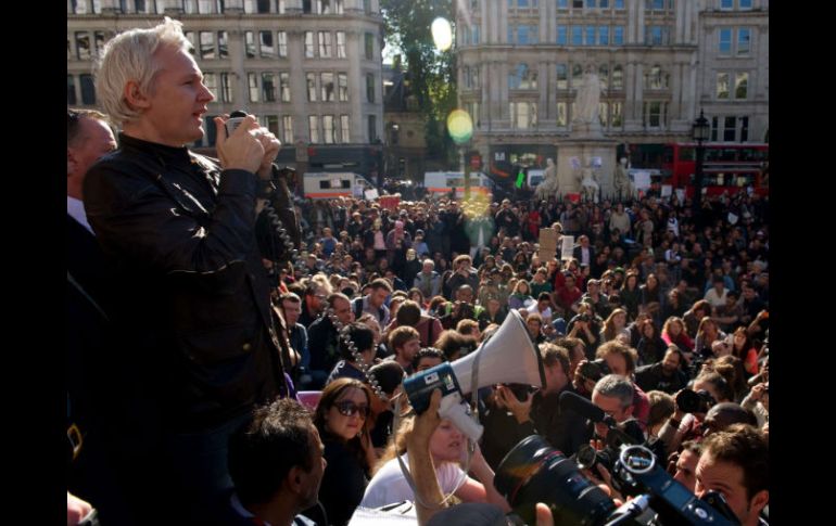 El fundador de WikiLeaks, Julian Assange, también estuvo el fin de semana en la manifestación de los indignados en Londres. AFP  /