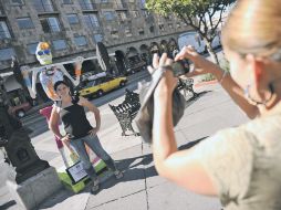 Un emjambre de calaveras adornan el primer cuadro de la ciudad.  /