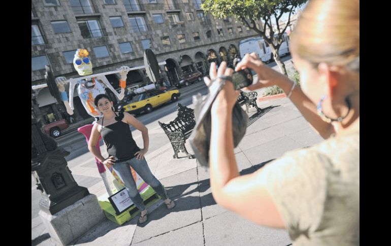 Un emjambre de calaveras adornan el primer cuadro de la ciudad.  /