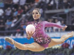 Cynthia Valdez durante su rutina con la pelota; finalizó en segundo lugar, detrás de la estadounidense Julie Zetlin. AP  /