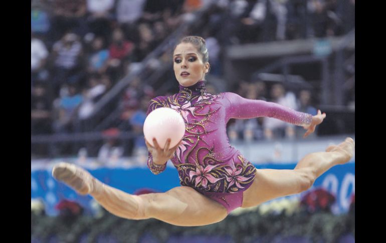 Cynthia Valdez durante su rutina con la pelota; finalizó en segundo lugar, detrás de la estadounidense Julie Zetlin. AP  /