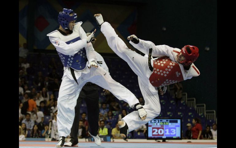 Uriel Adriano (rojo) conecta una patada a su rival, el estadounidense Timothy Curry. MEXSPORT  /